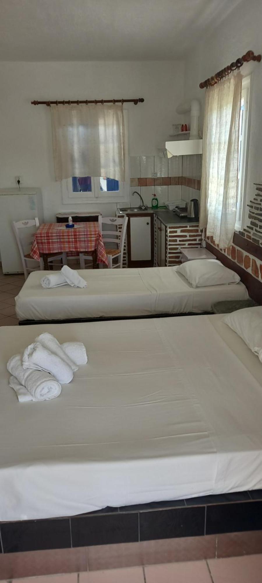 Aposperitis Rooms & Apartments Kini Exterior photo